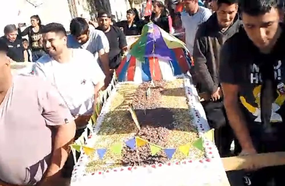 Directo al libro de récords: un comedor de Las Heras preparó una torta de 7 metros y 750 kilos para el Día del Niño. Foto: gentileza Gabriela Carmona.