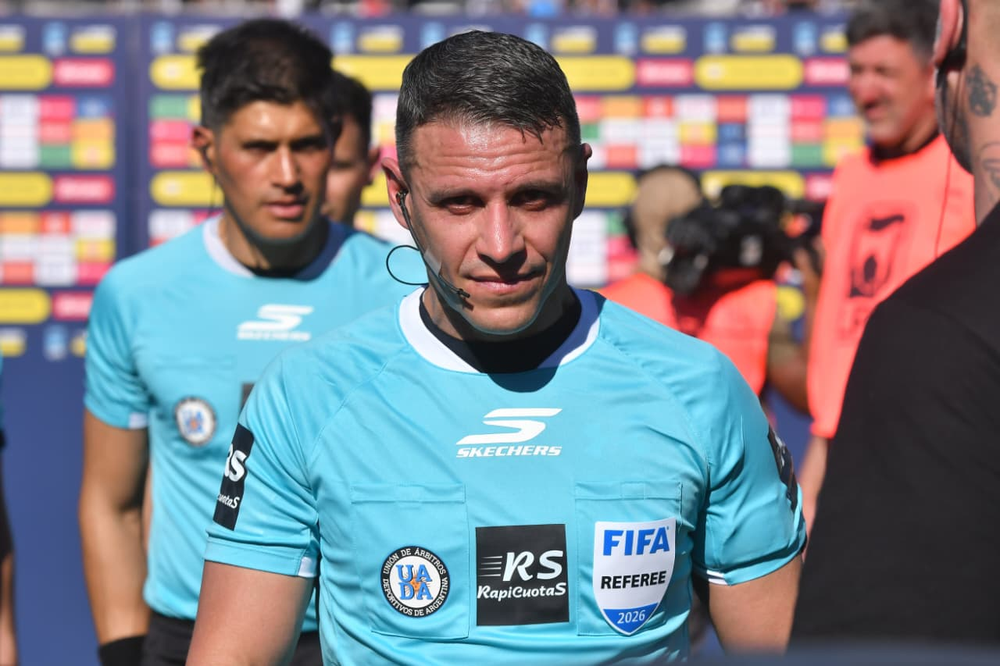 Andrés Gariano anuló en el último minuto el gol de Anthony Alonso para Riestra, luego de ser advertido por el VAR. El delantero estaba en posición adelantada