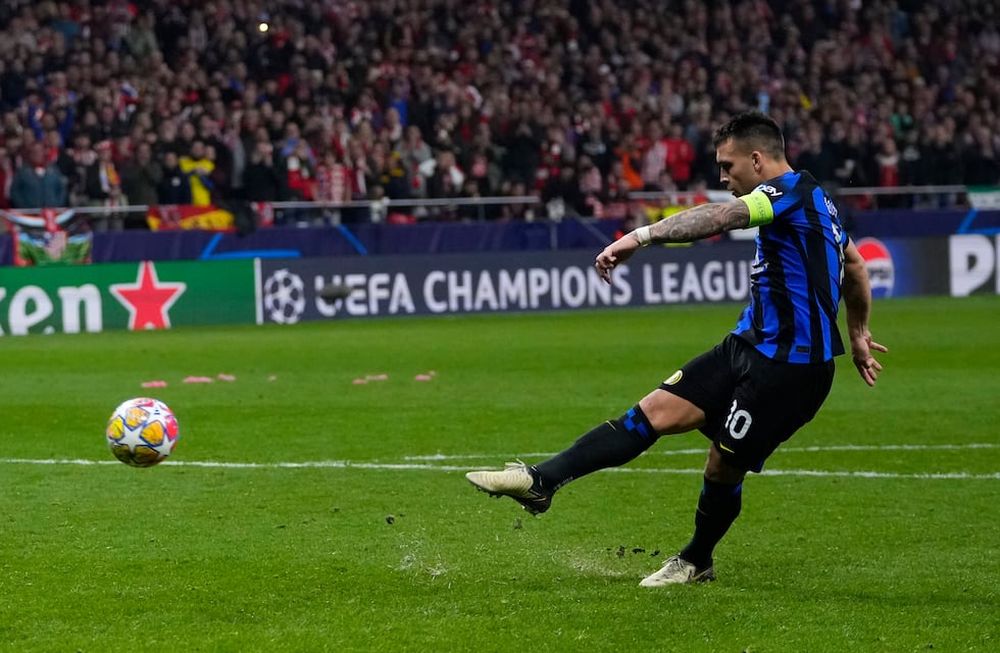 Lautaro Martínez del Inter de Milán falla su penal ante el Atlético de Madrid en la vuelta de los octavos de final de la Liga de Campeones, el miércoles 13 de marzo de 2024, en Madrid. (AP Foto/Manu Fernández)