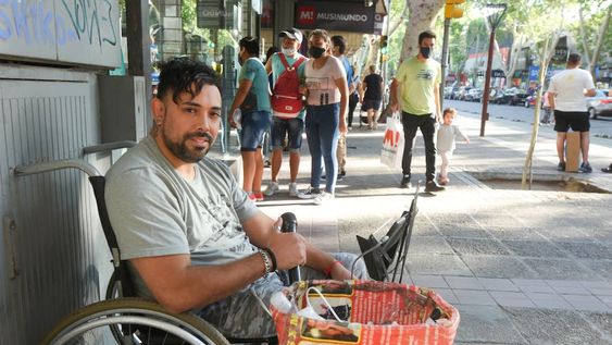 Artista callejero. Tras quedar en silla de ruedas, Manu se reinventó y a través de la música juntó fondos para recuperarse. Foto José Gutiérrez / Los Andes