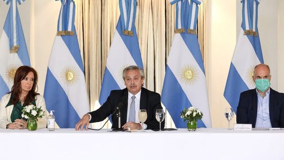 El presidente también se refirió con nombre y apellido, a raíz de las críticas en su contra por el tema de las vacunas, al ex presidente Mauricio Macri.