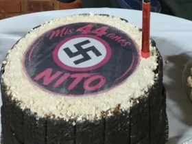 Polémica por un hombre que festejó su cumpleaños con simbología nazi e involucró en las fotos a su hijastro