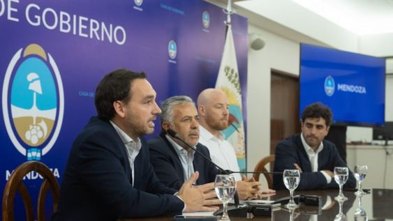 El ministro de Salud, Rodolfo Montero, junto al gobernador Alfredo Cornejo; el intendente de Luján de Cuyo, Esteban Allasino y el ministro de Gobierno, Natalio Mema durante el anuncio del llamado a licitación para terminar el Hospital de Luján de Cuyo. Foto: Prensa Gobierno de Mendoza.