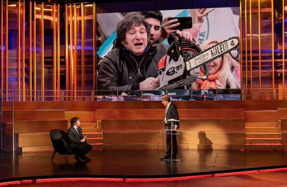 ROMA (ITALIA), 12/02/2024.- El presidente argentino, Javier Milei, junto al periodista italiano Nicola Porro. Milei considera que el Estado es el enemigo, una asociación criminal y el comunismo, una enfermedad del alma, al tiempo que asegura que, tras reconsiderar algunas posiciones, ha empezado a construir un vínculo positivo con el papa Francisco, que le recibió este lunes en el Vaticano. Filosóficamente soy anarcocapitalista y por lo tanto siento un profundo desprecio por el Estado. Creo que el Estado es el enemigo, creo que el Estado es una asociación criminal, dijo Milei en una entrevista que se transmitirá esta noche en el programa Quarta Reppublica de la cadena Retequattro, que ha avanzado algunos extractos. EFE/ Mediaset