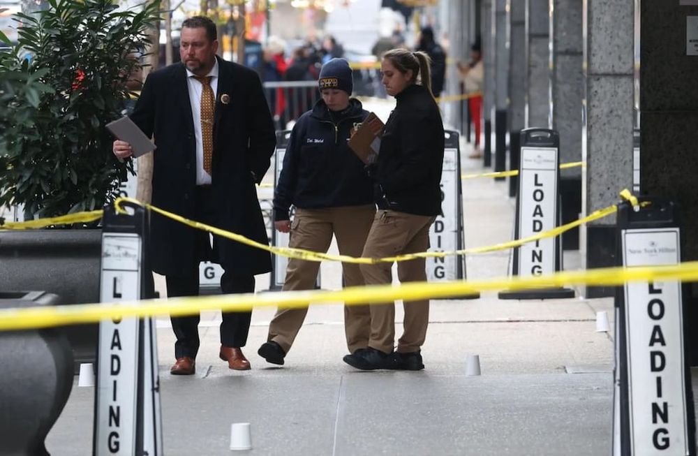 Policías de Nueva York investigan en la escena de un crimen en el que murió tiroteado Brian Thompson, director ejecutivo de la aseguradora de UnitedHealthcare, este 4 de diciembre de 2024, en Nueva York. EFE/Justin Lane