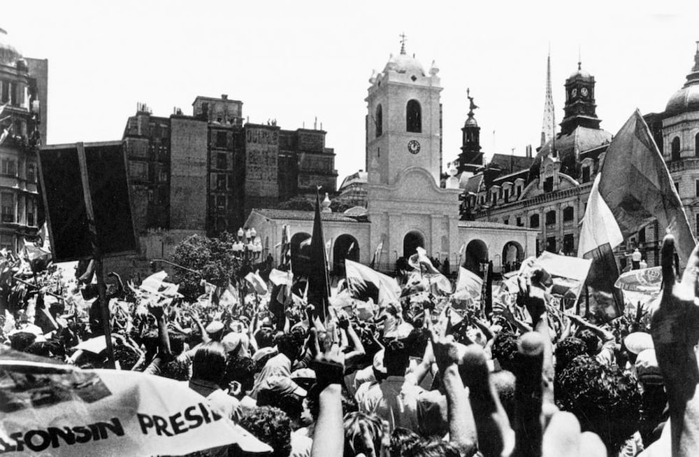 El 40º aniversario de la recuperación de la democracia también marcó la intensa agenda política de este año, como punto de anclaje para reflexionar sobre la calidad del sistema. (Archivo General de la Nación)