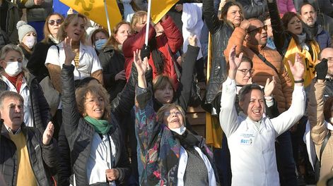 Los Andes | La Asociación Mendocina de Profesionales de la Salud (Ampros) llamó a un paro sin asistencia a los lugares de trabajo y una concentración en la explanada de la Casa de Gobierno a partir de las 9 de ayer.Foto: Orlando Pelichotti / Los Andes