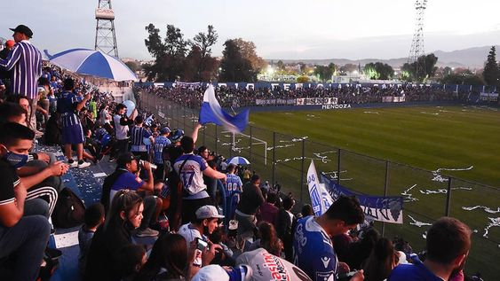 Miles de hinchas de Godoy Cruz coparon el estadio Feliciano Gambarte para festejar los 100 años del Tomba a pesar de las restricciones por la pandemia.