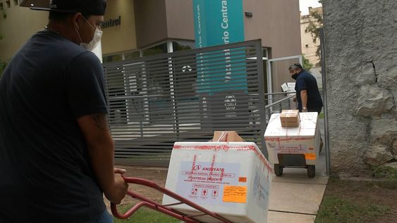 El proceso de vacunación será lento y paulatino. Mientras tanto, es importante seguir aplicando una serie de medidas que minimicen la probabilidad de contagio. Foto: Orlando Pelichotti