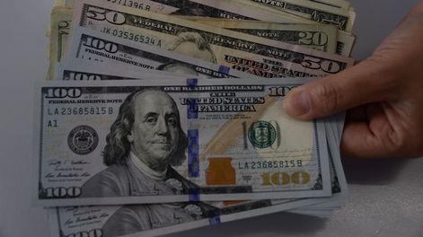 Los precios no bajan pese a la caída del dólar - Por Rodolfo  Cavagnaro