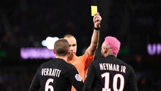 Increíble: el árbitro amonestó a Neymar por tirar un lujo