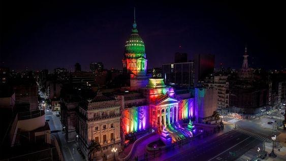 Amor es amor: imponente iluminación en el Congreso por los 10 años del matrimonio igualitario
