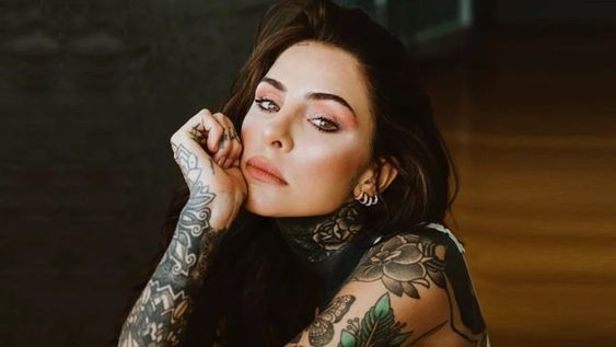Cande Tinelli espera que la inviten a tomar vino y mientras posa sensual