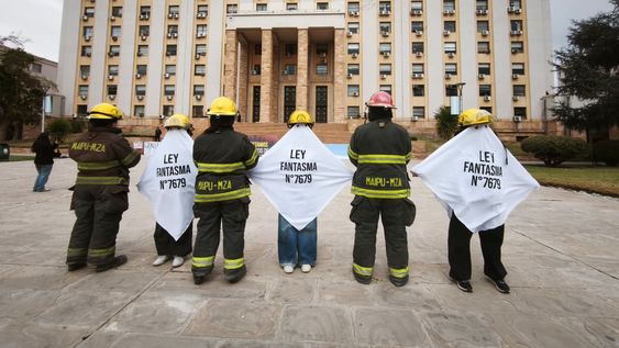 Bomberos voluntarios reclamaron en Casa de Gobierno. (Daniel Caballero - Los Andes)