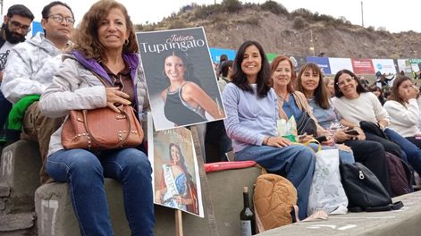 Norma Renzi, tía de la reina de Tupungato, alienta a su sobrina desde las gradas.