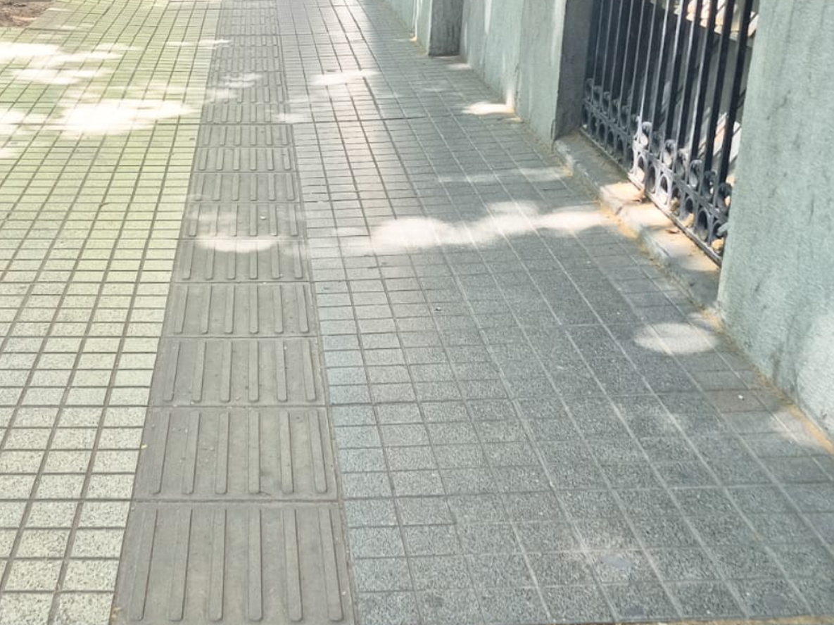 De Japón a las calles de Mendoza: qué quieren decir las líneas y puntos en las baldosas de la Ciudad.