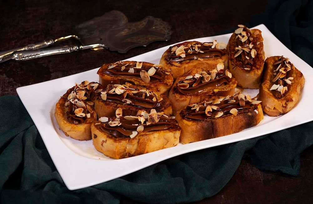 Así se preparan unas exquisitas torrejas dulces con el pan viejo.