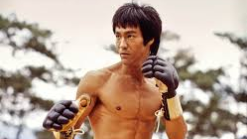 Bruce Lee fue un artista marcial, actor, cineasta, filósofo y escritor estadounidense-hongkonés. A pesar de haber nacido en San Francisco, California, se crio en Hong Kong desde los cuatro meses de edad.