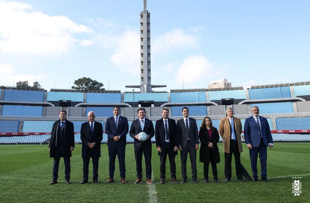 Las autoridades del fútbol sudamericano, con Alejandro Domínguez, presidente de Conmebol, a la cabeza, en la presentación de la candidatura al Mundial 2030 de Uruguay, Argentina, Paraguay y Chile. (@AUFOficial)