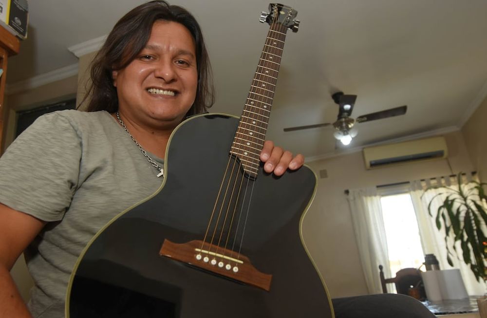 Sin trabajo, decidió vender su guitarra y recibió una increíble oferta: la emocionante experiencia de Pío Chimeno