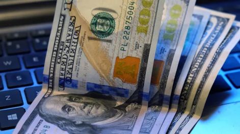 El dólar blue abandonó su tranquilidad y subió $60 en una día.