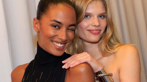 Olvidate de las rayas y del animal print: este es el estampado favorito de la moda para el 2026