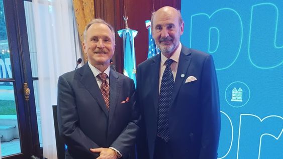 El embajador de Estados Unidos en Argentina, Peter Lamelas, junto al ministro de Producción de Mendoza, Rodolfo Vargas Arizu, durante el cocktail de fin de año de la Cámara de Comercio de los Estados Unidos en el país.