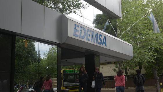 Las empresas que le compran energía a la sociedad estatal que controla el mercado (Cammesa), adeudarían un total de $155.000 millones. / Archivo