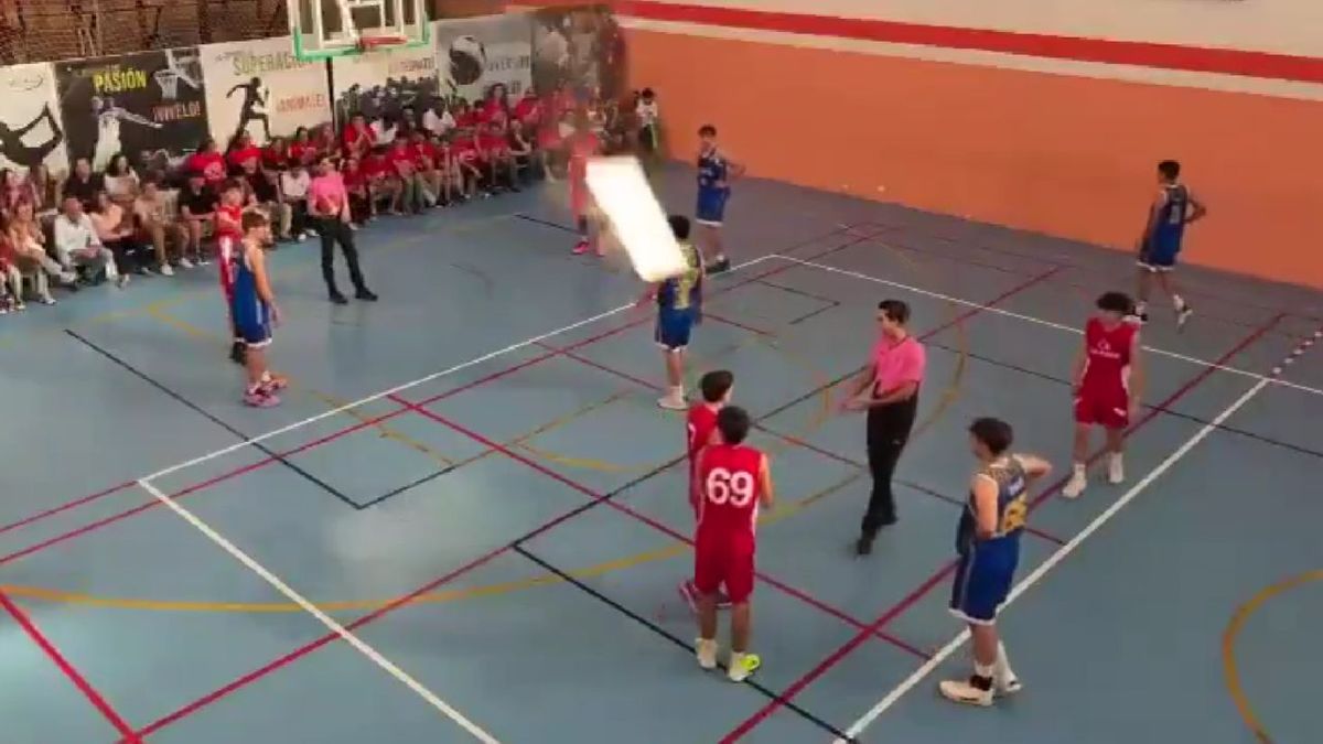 Susto: se desprendió parte del techo en un partido de básquet y golpeó a un jugador en la cabeza