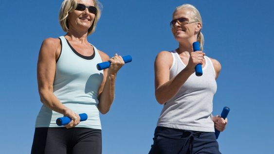 La rutina fortalece grandes grupos musculares, mejora la postura y ayuda a conservar masa muscular.