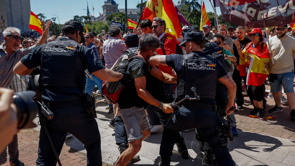 La policía trata de contener a algunos participantes de la 