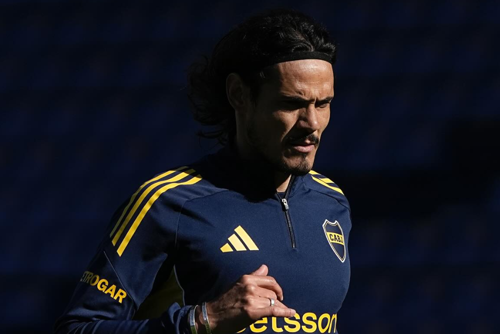 Edinson Cavani no terminó la práctica de Boca por una molestia muscular.
