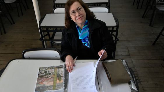 Cristina Giménez cursa en el CENS 3 Profesor Anselmo Morales , de Maipú. Es abuela y trabajó de modista hasta hace poco tiempo.Foto: Orlando Pelichotti / Los Andes