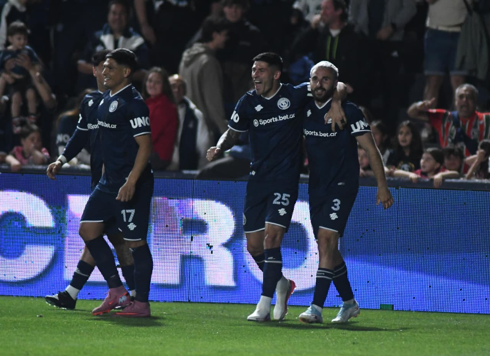 José Florentín festeja junto a Pipa Elordi el tanto que le está dando la victoria parcial al equipo Azul.
