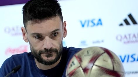 Hugo Lloris, ahora ex arquero de la Selección de Francia, se lesionó y estará dos meses alejado del campo de juego. / AP