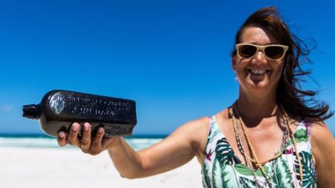 La turista accedió a fuentes oficiales para aclarar el mensaje de la botella. El descubrimiento se convirtió rápidamente en récord Guinness.