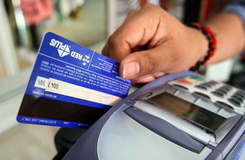 Al pasar la tasa al 5,83% mensual, representa una tasa del 17,5% para una compra en tres cuotas y del 35% para una en seis cuotas. Foto: Web Foto: Web.