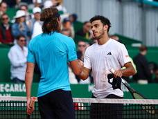 El tenista argentino sacó al griego Stéfanos Tsitsipás (48°) después de 1 hora y 45 minutos de juego en el polvo de ladrillo de Mónaco. El tenista argentino sacó al griego Stéfanos Tsitsipás (48°) después de 1 hora y 45 minutos de juego en el polvo de ladrillo de Mónaco.