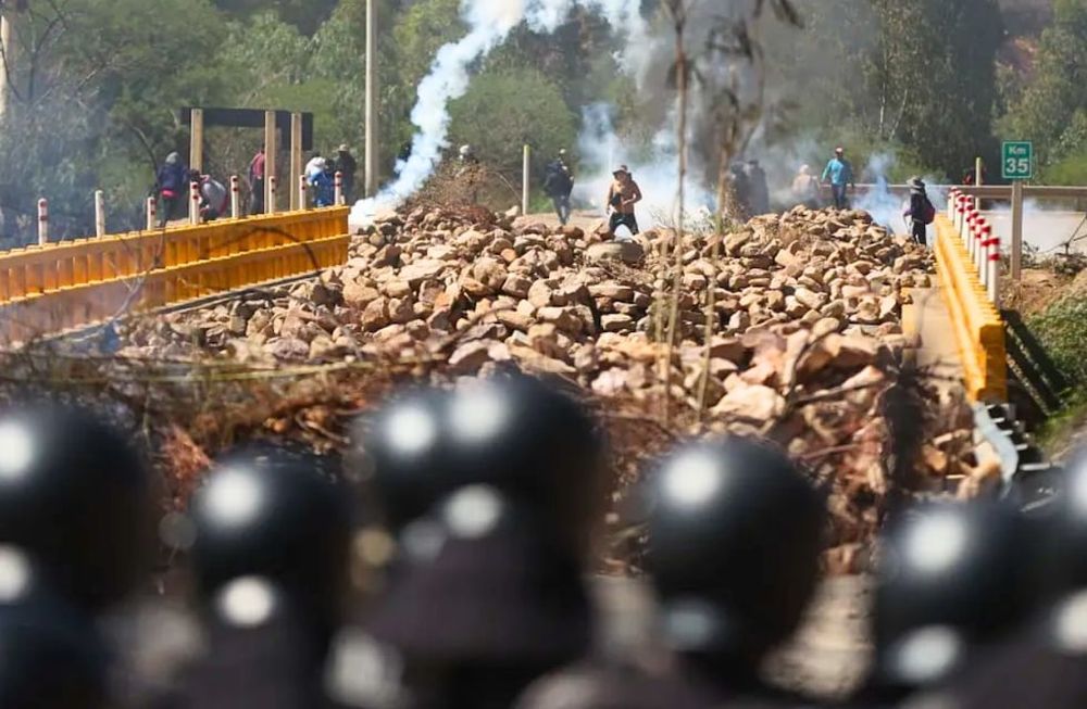 Simpatizantes del expresidente de Bolivia, Evo Morales, se enfrentan con integrantes de la Policía Boliviana este viernes, en Parotani (Bolivia). EFE/ Luis Gandarillas
