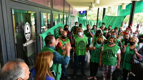 Los gremios piden aumentos y paran el miércoles que viene.