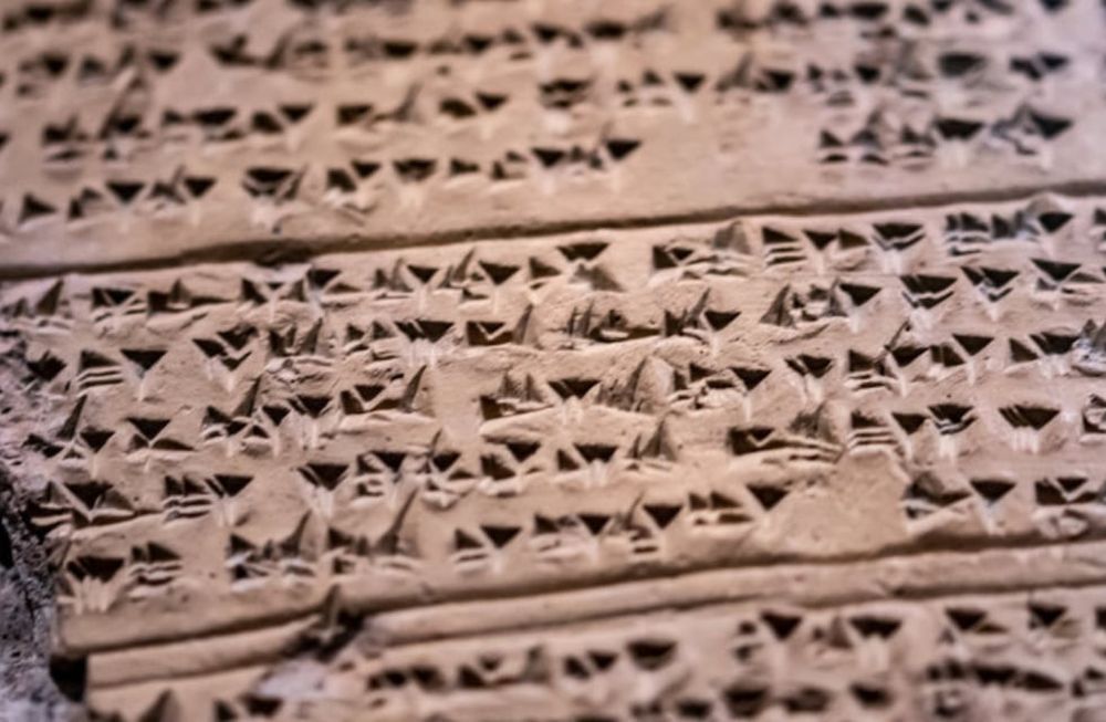 Imagen ilustrativa de una tablilla hitita con escritura cuneiforme. Alrededor de 30 mil tablillas de arcilla del mencionado estado fueron halladas y, actualmente, son expuestas en museos de todo el mundo. Foto: iStock