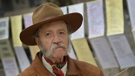 Los Andes | “Durante el día, para vivir soy docente y terapeuta de terapias alternativas, pero en la noche soy poeta y cantor para no morir...” Foto: Orlando Pelichotti