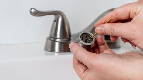 El sarro que deja el agua en tus canillas provoca el flujo lento.