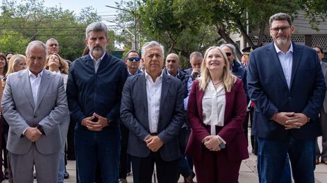 El intendente Ulpiano Suárez, el gobernador Alfredo Cornejo y la vicegobernadora Hebe Casado, compartieron un acto en la Municipalidad de Ciudad. Los acompañan el Procurador Alejandro Gullé y el presidente previsional del Senado, Martín Kerchner.&nbsp;