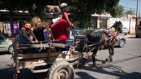 Los Andes | Los niveles de indigencia bajaron, pero ya hay 450 mil pobres en el Gran Mendoza.Una familia en carretela se traslada por las calles del Las Heras. Foto: Ignacio Blanco / Los Andes