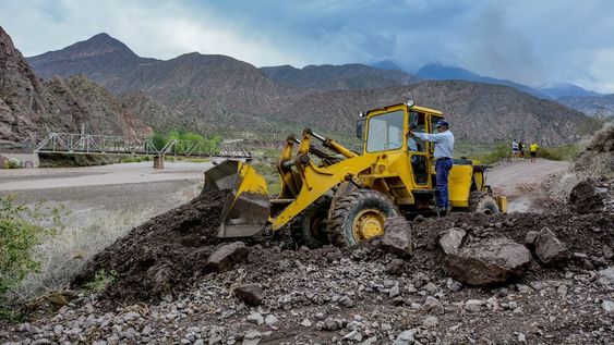 Trabajos. Una máquina debió trabajar ayer para despejar la ruta 7 en Potrerillos, que sufrió inconvenientes debido al alud provocado por las lluvias y el granizo. Foto: Nicolás Ríos / Los Andes