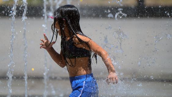 La niña Oriana Sosa juega en la fuente de plaza San Martín en una nueva jornada de Calor en Mendoza Foto: Claudio Gutiérrez / Archivo Los Andes