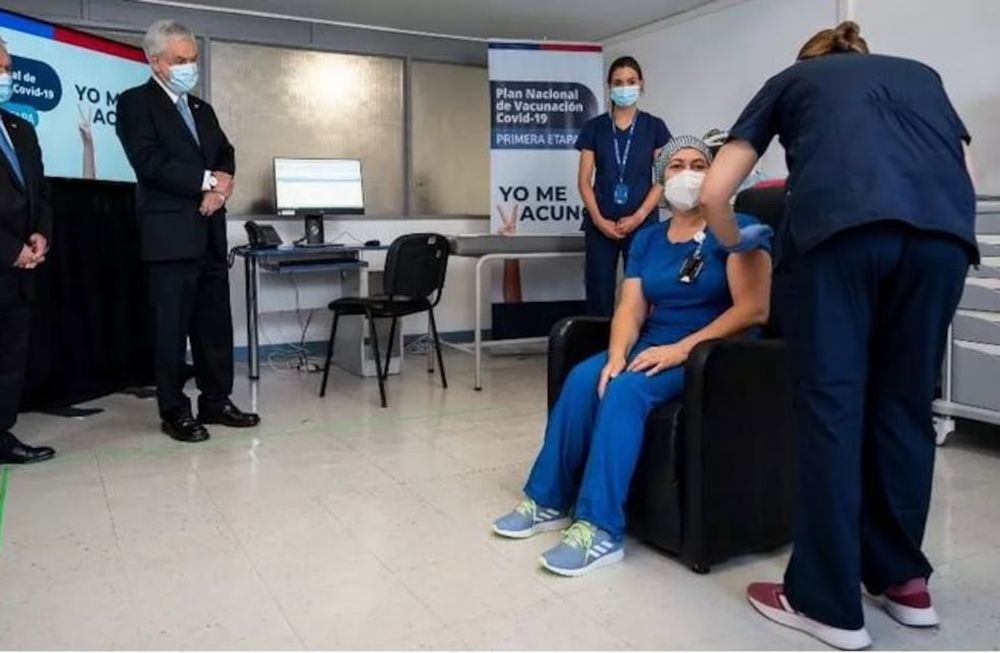 La enfermera, Zulema Riquelme, recibe la primera inyección con una dosis de la vacuna Pfizer-BioNtech en Chile.