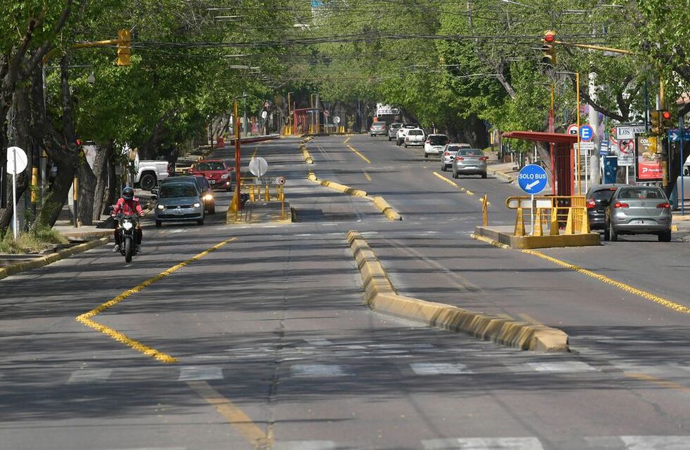 Vista de av. San Martín, en Godoy Cruz, el lunes por la mañana, tras el anuncio del decreto sobre las restricciones para el Gran Mendoza, Tunuyán y Tupungato.Foto: Orlando Pelichotti / Los Andes.