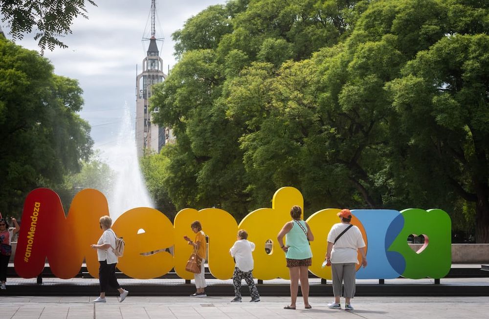 La Municipalidad de la Ciudad de Mendoza ha organizado bicitours y caminatas por las plazas de la Ciudad. Corporeo y fuente de la Plaza Independencia